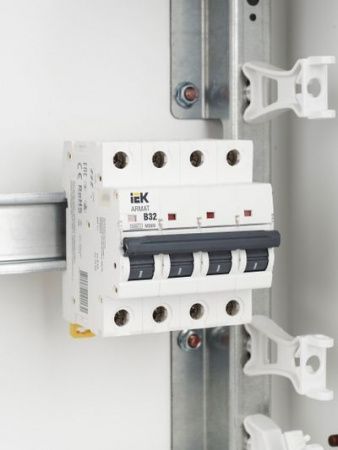 ARMAT Автоматический выключатель M06N 4P B 32А  IEK